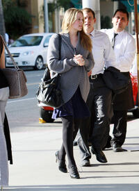 celebrity_paradise.com_TheElder_AliciaSilverstone2011_01_13_outsidearestaurantinBeverlyHills19.jpg