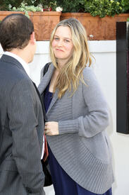 celebrity_paradise.com_TheElder_AliciaSilverstone2011_01_13_outsidearestaurantinBeverlyHills2.jpg