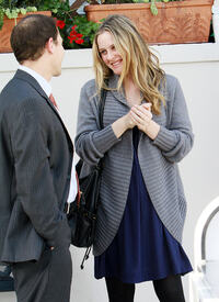 celebrity_paradise.com_TheElder_AliciaSilverstone2011_01_13_outsidearestaurantinBeverlyHills21.jpg