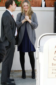 celebrity_paradise.com_TheElder_AliciaSilverstone2011_01_13_outsidearestaurantinBeverlyHills22.jpg