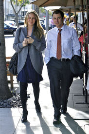 celebrity_paradise.com_TheElder_AliciaSilverstone2011_01_13_outsidearestaurantinBeverlyHills26.jpg