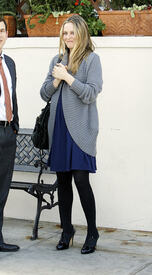 celebrity_paradise.com_TheElder_AliciaSilverstone2011_01_13_outsidearestaurantinBeverlyHills27.jpg