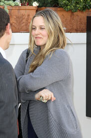 celebrity_paradise.com_TheElder_AliciaSilverstone2011_01_13_outsidearestaurantinBeverlyHills3.jpg