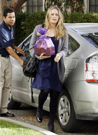 celebrity_paradise.com_TheElder_AliciaSilverstone2011_01_13_outsidearestaurantinBeverlyHills34.jpg