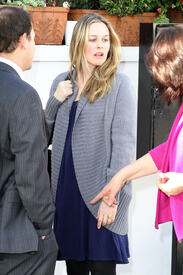 celebrity_paradise.com_TheElder_AliciaSilverstone2011_01_13_outsidearestaurantinBeverlyHills4.jpg