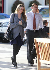 celebrity_paradise.com_TheElder_AliciaSilverstone2011_01_13_outsidearestaurantinBeverlyHills7.jpg