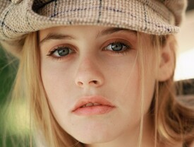 Alicia_Silverstone_Dana_Fineman_Photoshoot_001_8_.jpg