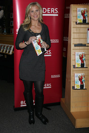 AlisonSweeney_PromotingherTheMommyDietbookatBordersinNewYork_January4201122.jpg