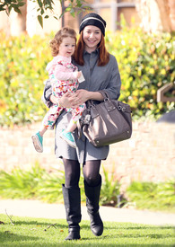 Tikipeter_Alyson_Hannigan_and_family_out_in_Santa_Monica_001.jpg