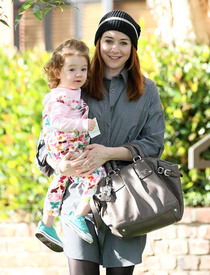 Tikipeter_Alyson_Hannigan_and_family_out_in_Santa_Monica_004.jpg