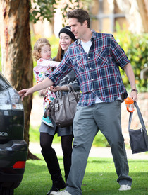 Tikipeter_Alyson_Hannigan_and_family_out_in_Santa_Monica_005.jpg