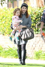 Tikipeter_Alyson_Hannigan_and_family_out_in_Santa_Monica_006.jpg