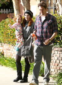 Tikipeter_Alyson_Hannigan_and_family_out_in_Santa_Monica_008.jpg