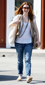 celebrity_paradise.com_TheElder_AlysonHannigan2011_03_30_ShoppinginBrentwood1.jpg