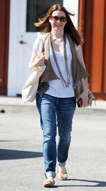celebrity_paradise.com_TheElder_AlysonHannigan2011_03_30_ShoppinginBrentwood2.jpg