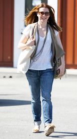 celebrity_paradise.com_TheElder_AlysonHannigan2011_03_30_ShoppinginBrentwood3.jpg