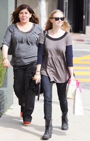 celebrity_paradise.com_TheElder_AmandaSeyfried2011_03_17_AfterLunchinWestHollywood9.jpg