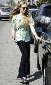 celebrity_paradise.com_TheElder_AmandaSeyfried2011_03_29_LeavingKinkosinWestHollywood2.jpg