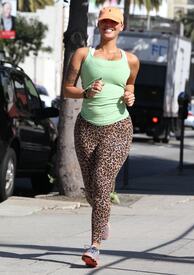 celebrity_paradise.com_TheElder_AmberRose2011_03_11_jogsinBeverlyHills3.jpg