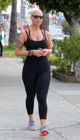 celebrity_paradise.com_TheElder_AmberRose2011_03_22_outinHollywood15.jpg