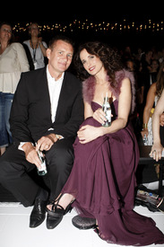 celebrity_paradise.com_TheElder_AndieMacDowell2011_03_15_attendsthefirstrunwayshowinDocklands12.jpg