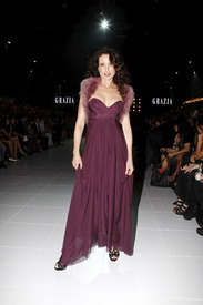 celebrity_paradise.com_TheElder_AndieMacDowell2011_03_15_attendsthefirstrunwayshowinDocklands4.jpg