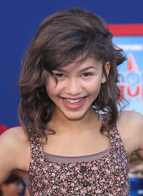 Preppie_Zendaya_at_the_Gnomeo_And_Juliet_premiere_5.jpg