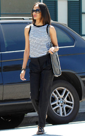 celebrity_paradise.com_TheElder_ZoeSaldana2011_03_30_strollinginBeverlyHills2.jpg