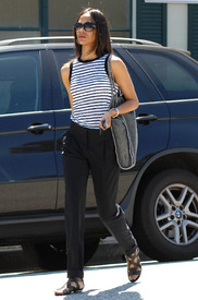 celebrity_paradise.com_TheElder_ZoeSaldana2011_03_30_strollinginBeverlyHills3.jpg