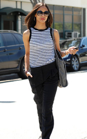 celebrity_paradise.com_TheElder_ZoeSaldana2011_03_30_strollinginBeverlyHills5.jpg