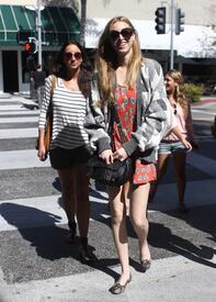 celebrity_paradise.com_TheElder_WhitneyPort2011_03_15_outandaboutinBeverlyHillswithfriends4.jpg