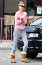 celebrity_paradise.com_TheElderWhitneyPort2011_03_24_leavesCoffeeBeanTeaLeafinWestHollywood_7.jpg