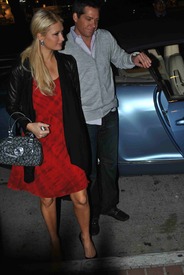 Paris Hilton 2011_03_13_dinnerwiththefamilyinBeverlyHills16.jpg