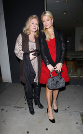 Paris Hilton 2011_03_13_dinnerwiththefamilyinBeverlyHills21.jpg