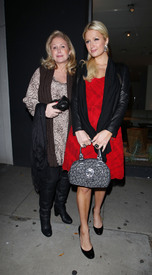 Paris Hilton 2011_03_13_dinnerwiththefamilyinBeverlyHills22.jpg