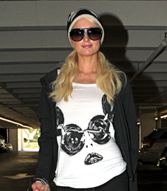 celebrity_paradise.com_TheElder_ParisHilton2011_03_16_inaparkinggarageinBeverlyHills1.jpg