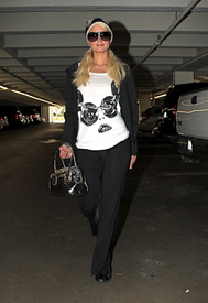 celebrity_paradise.com_TheElder_ParisHilton2011_03_16_inaparkinggarageinBeverlyHills2.jpg