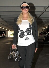 celebrity_paradise.com_TheElder_ParisHilton2011_03_16_inaparkinggarageinBeverlyHills4.jpg