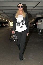 celebrity_paradise.com_TheElder_ParisHilton2011_03_16_inaparkinggarageinBeverlyHills5.JPG