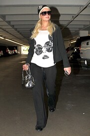 celebrity_paradise.com_TheElder_ParisHilton2011_03_16_inaparkinggarageinBeverlyHills6.JPG