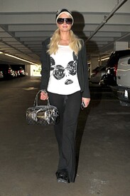 celebrity_paradise.com_TheElder_ParisHilton2011_03_16_inaparkinggarageinBeverlyHills8.JPG