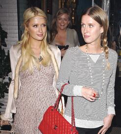 celebrity_paradise.com_TheElder_ParisandNickyHilton2011_03_16_familydineatFridaMexicanCuisine11.jpg