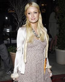 celebrity_paradise.com_TheElder_ParisandNickyHilton2011_03_16_familydineatFridaMexicanCuisine12.jpg