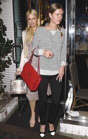 celebrity_paradise.com_TheElder_ParisandNickyHilton2011_03_16_familydineatFridaMexicanCuisine15.jpg