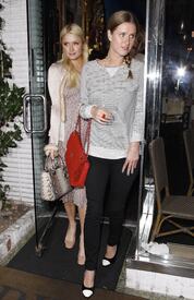 celebrity_paradise.com_TheElder_ParisandNickyHilton2011_03_16_familydineatFridaMexicanCuisine16.jpg