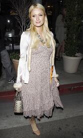 celebrity_paradise.com_TheElder_ParisandNickyHilton2011_03_16_familydineatFridaMexicanCuisine19.jpg