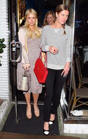 celebrity_paradise.com_TheElder_ParisandNickyHilton2011_03_16_familydineatFridaMexicanCuisine22.jpg