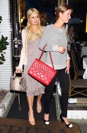 celebrity_paradise.com_TheElder_ParisandNickyHilton2011_03_16_familydineatFridaMexicanCuisine24.jpg