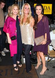 celebrity_paradise.com_TheElder_ParisandNickyHilton2011_03_16_familydineatFridaMexicanCuisine26.jpg