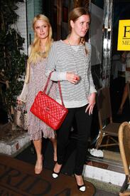 celebrity_paradise.com_TheElder_ParisandNickyHilton2011_03_16_familydineatFridaMexicanCuisine28.jpg